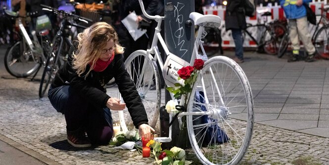 Ein Fahrrad steht als Mahnmal an einer Straßenecke