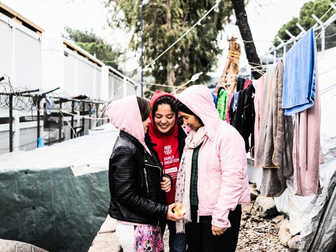 Drei Mädchen lachen zusammen im Flüchtlingslager Moria auf der griechischen Insel Lesbos.