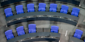 Stuhlreihen im Plenum des Bundestags