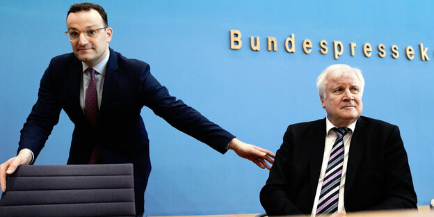 Jens Spahn und Horst Seehofer bei einer Pressekonferenz. Jens Spahn und Horst Seehofer bei einer Pressekonferenz.