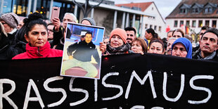 Nach den rassistischen Morden in Hanau gedenken tausende Menschen der Opfer