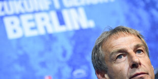 Jürgen Klinsmann mit den Worten "Berlin" und "Zukunft" über sich