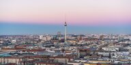 Mietendeckel Berlin: Berlin aus der Vogelperspektive - Hausdächer und Fernsehturm