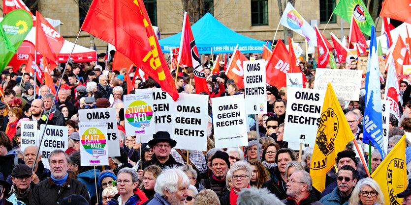 DemonstrantInnen mit Transparent