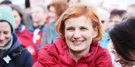 Katja Kipping bei einer Demonstration gegen die Wahl des FDP-Politikers Kemmerich zum Thüringer Ministerpräsidenten.