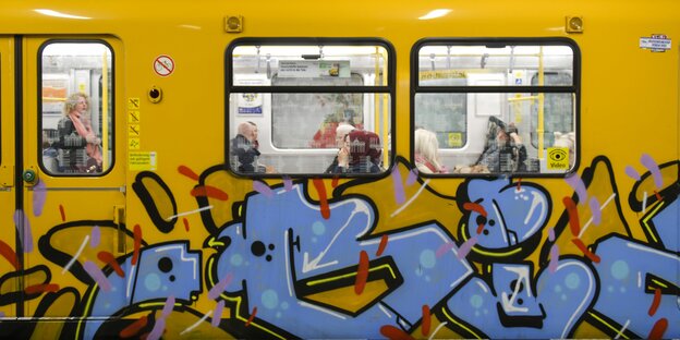 Eine Ubahn mit Graffitti