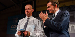 Friedrich Merz (l), ehemaliger Vorsitzender der CDU/CSU-Fraktion im Bundestag, und Mike Mohring, Landesvorsitzender der CDU-Thüringen, stehen nach der Rede von Merz auf einer Bühne