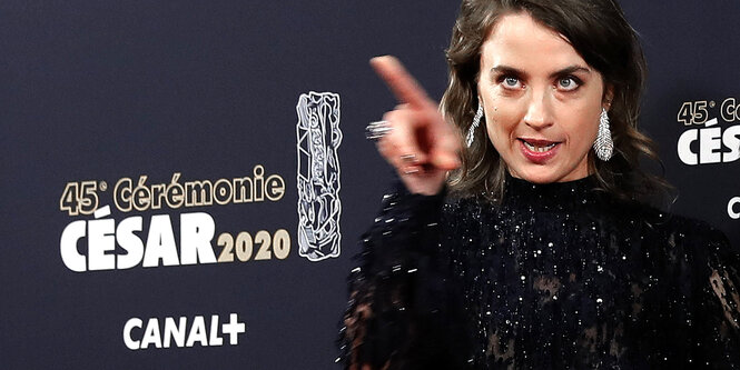 Adele Haenel zeigt mit dem Finger in Richtung der Kamera