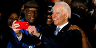 Joe Biden macht ein Selfie mit schwarzem Wähler