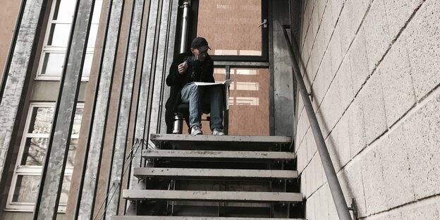 ein Mann sitzt auf einer Treppe