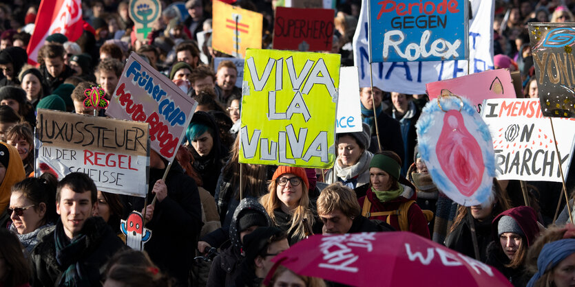 Viele Frauen (und auch ein paar Männer) mit Transparenten ziehen am Frauentag 2019 durch Berlin-Mitte