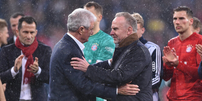 Dietmar Hopp und Karl-Heinz Rumenigge umarmen sich auf dem Spielfeld