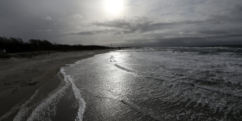 ein Meer im Halbdunkel