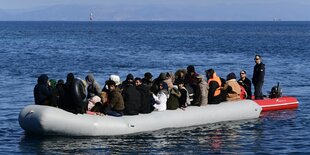 Menschen auf einem völlig überfüllten Schlauchboot