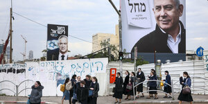 Plakate von Netanjahu und Gantz