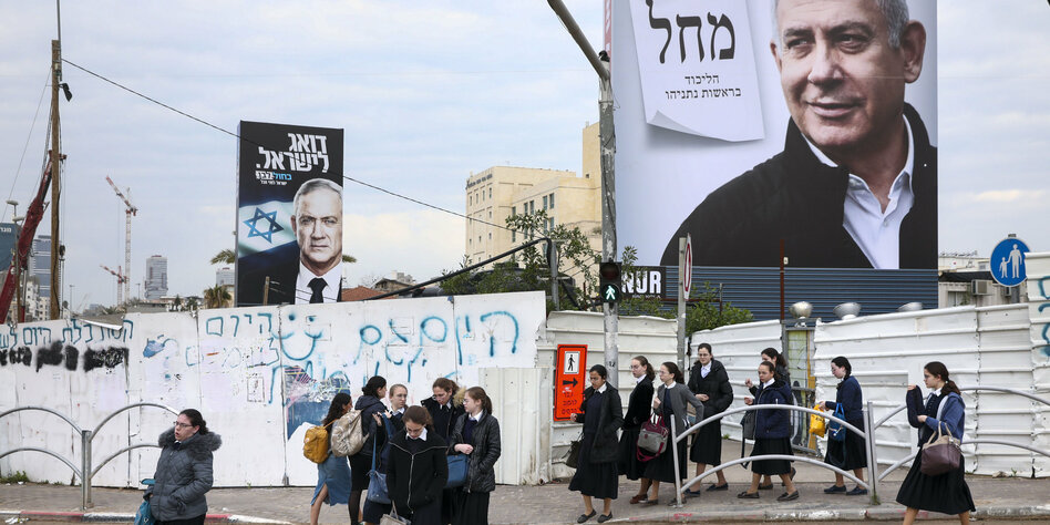 Plakate von Netanjahu und Gantz