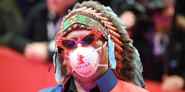 Ein mensch mit einer Gesichtsmaske auf der berlinale