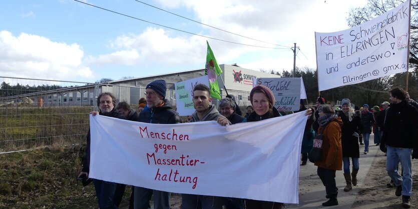 Die Demonstration vor dem Rohbau der Schweinezuchtanlage