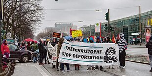 Ein Demonstrationszug mit Transparenten