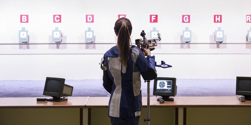 Eine Sportschützin in einem Schießstand