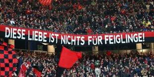 Fans mit Spruchband "Diese Liebe ist nichts für Feiglinge"