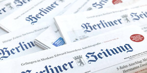Ausgaben der Berliner Zeitung übereinander gelegt.
