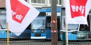 Fahnen der Gwerkschaft Verdi vor einem Straßenbahndepot.