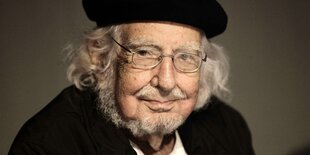 Portrait von Ernesto Cardenal vor neutralem Hintergrund.