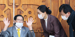 Lee Man Hee mit MitarbeiterInnen bei einer Pressekonferenz.