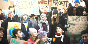 KlimaaktivistInnen bei einer Fridays for Future Demonstration.