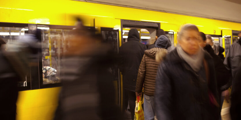 Menschen steigen aus einer U-Bahn aus