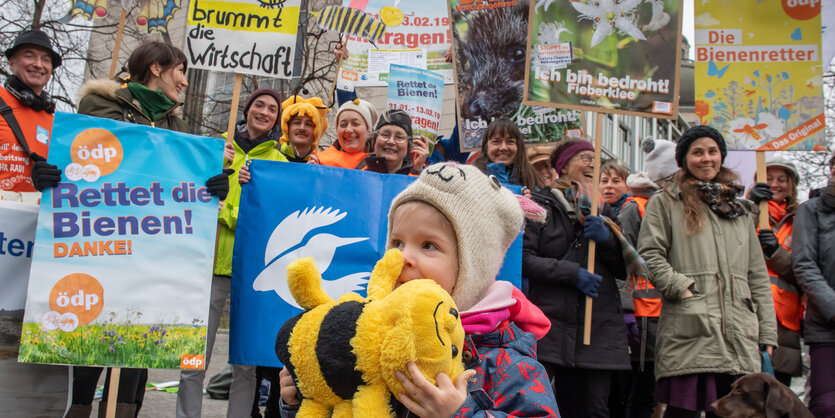 Menschen mit Protestplakaten vor der bayerischen Staatskanzlei