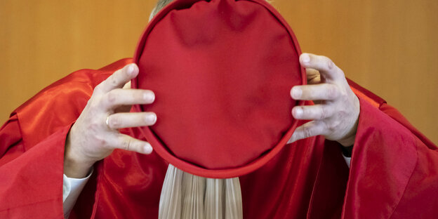 Roter Hut eines Richters beim Bundesverfassungsgericht.
