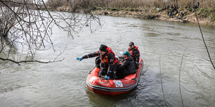 Menschen in einem Rettungsboot