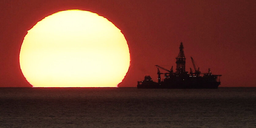 Bohrschiff vor der Küste des Libanon vor Sonnenuntergang.