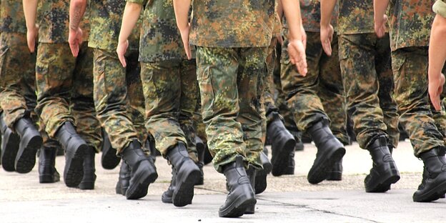 Bundeswehrsoldaten marschieren, Detailaufnahme