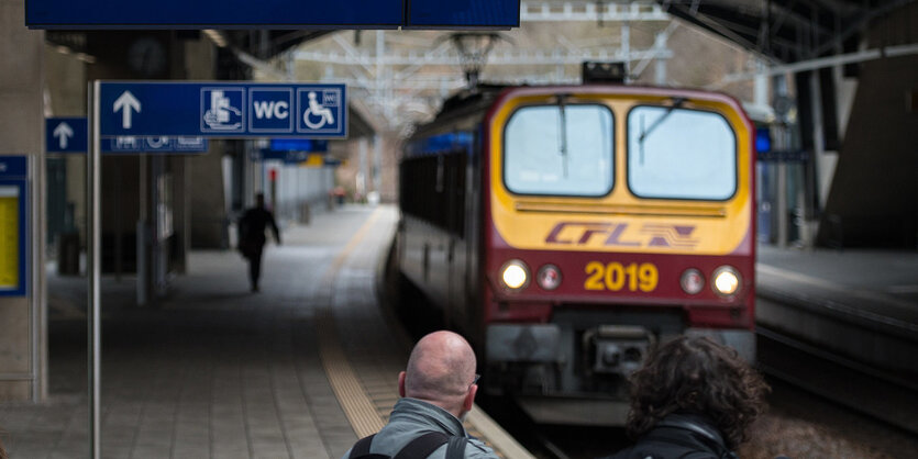 ein Zug fährt ein in den Bahnhof von Luxemburg