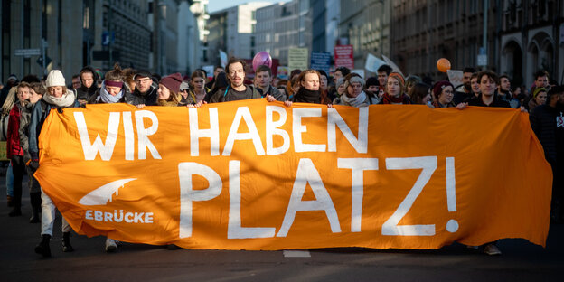 Demonstration der Gruppe Seebrücke in Berlin. Auf einem Transparent steht "Wir haben Platz."