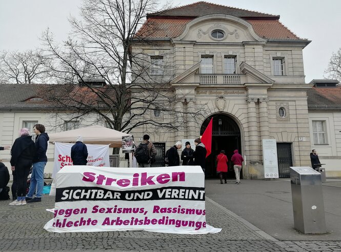 Ein Zelt und ein Transparent vor dem Virchow-Klinikum in Wedding – eine Solidaritätsaktion für die Beschäftigten des CFM