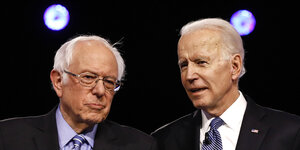 Bernie Sanders und Joe Biden während einer TV-Debatte.