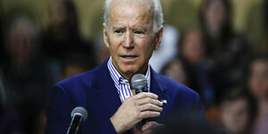 Der demokratische Präsidentschaftskandidat Joe Biden spricht in ein Mikrofon