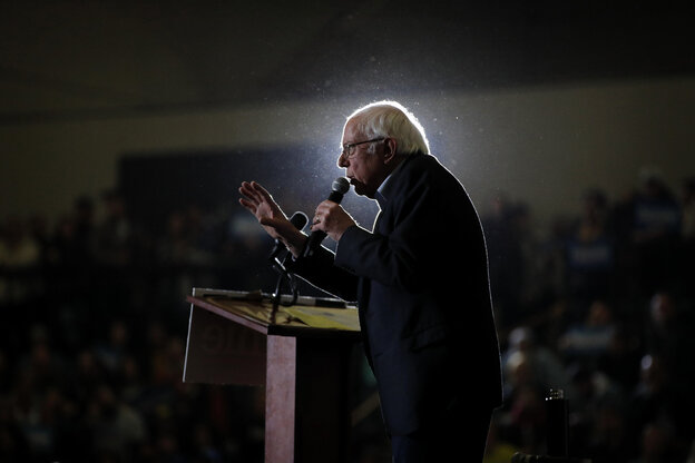 Gegenlichtaufnahme von Bernis Sanders, dem amerikanischen Präsidentschaftskandidaten während einer Rede