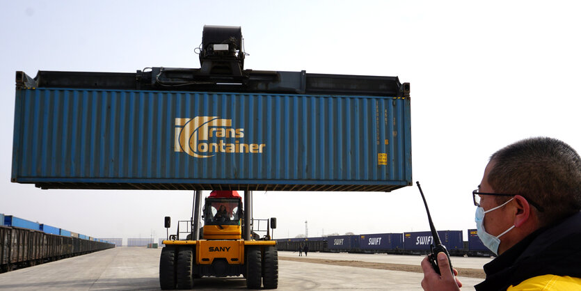 Ein Arbeiter vor einem Container.