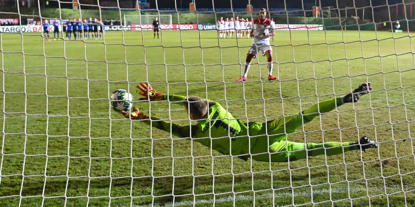 Torhüter fliegt beim Elfer in die Ecke