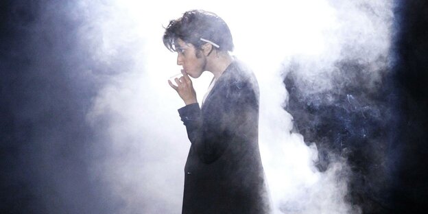 Lady Gaga performt als Mann inmitten einer Wolke aus Zigarettenqualm