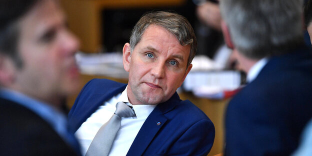 Der AfD-Vorsitzende in Thüringen, Björn Höcke blickt in die Kamera