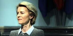 Ursula von der Leyen schaut mit strenger Miene nach links