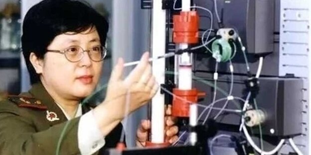 Die Wissenschaftlerin Chen Wei bei der Arbeit.