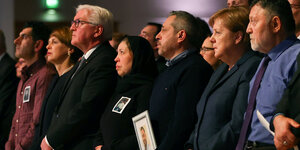 Angehörige der Opfer von Hanau mit Bundespräsident Steinmeier und Kanzlerin Merkel