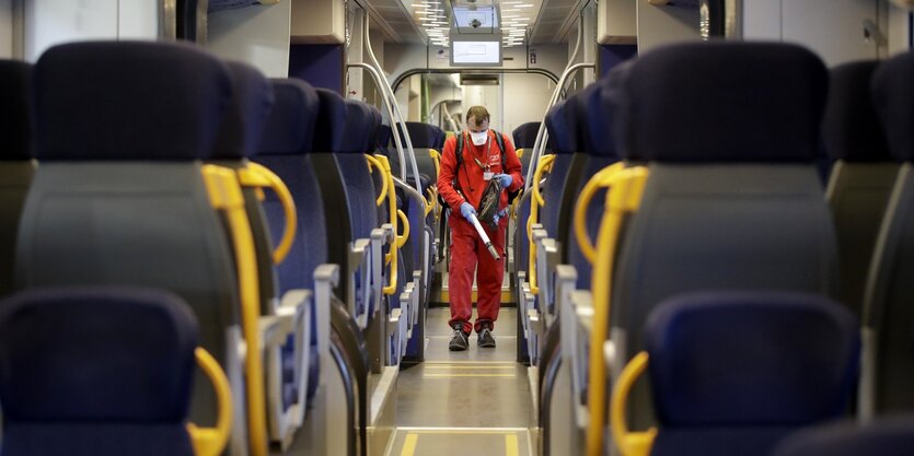 Jemand sprühtin einer Bahn